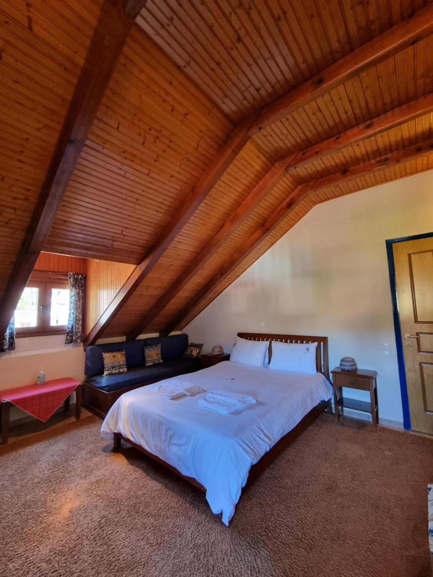 Kalavrita Krinides Apartment And Attics Ruang foto